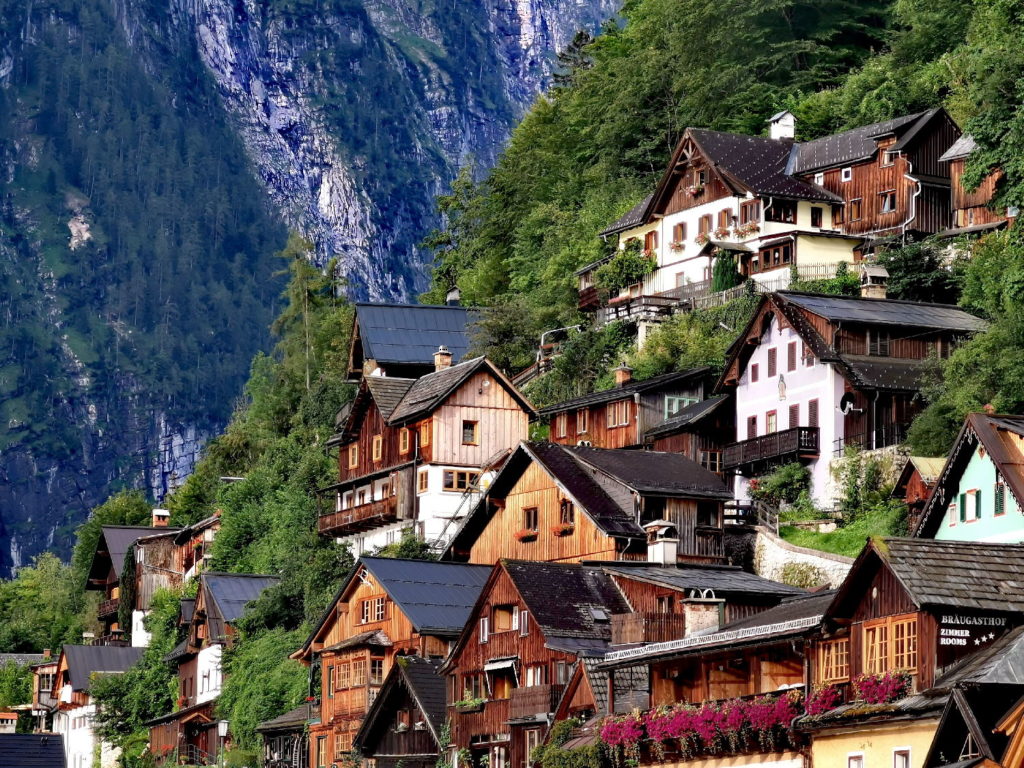 Pitoreskes Hallstatt mit den urigen dicht an den Hang gedrängten Häusern