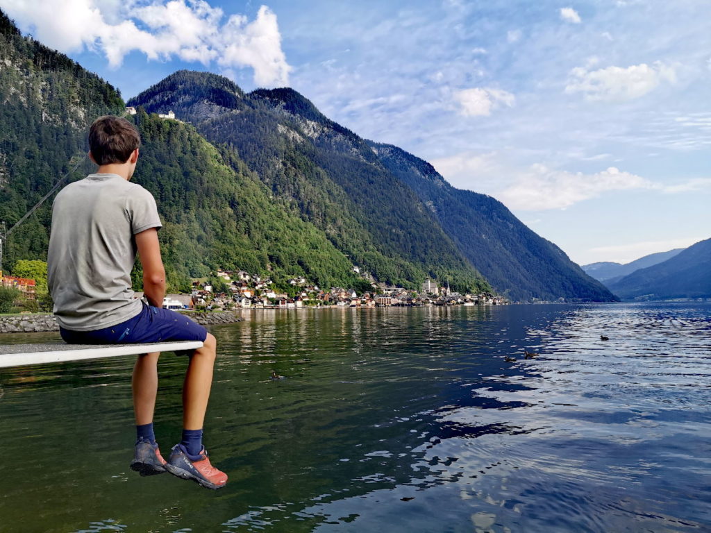 Der Blick über den Hallstätter See auf das historische Hallstatt