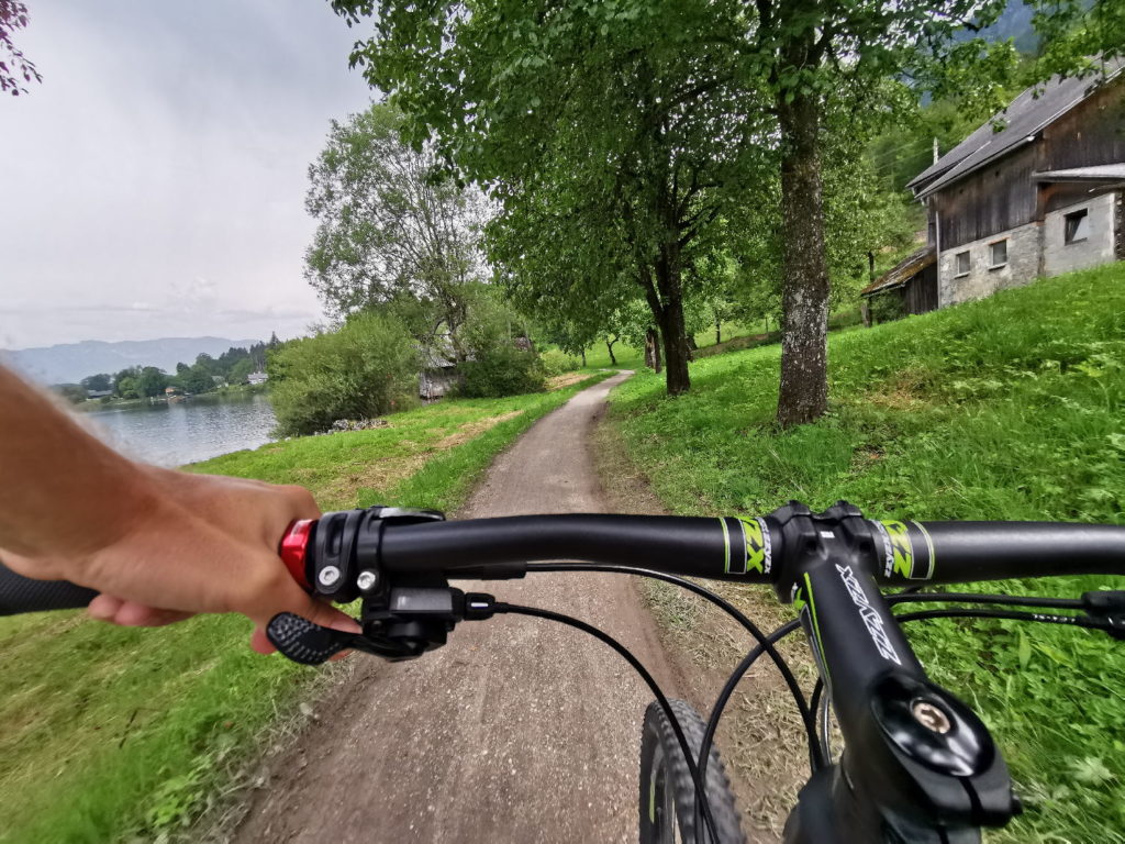 Hallstättersee Radweg - idyllisch am See zwischen Bauernhöfen radfahren