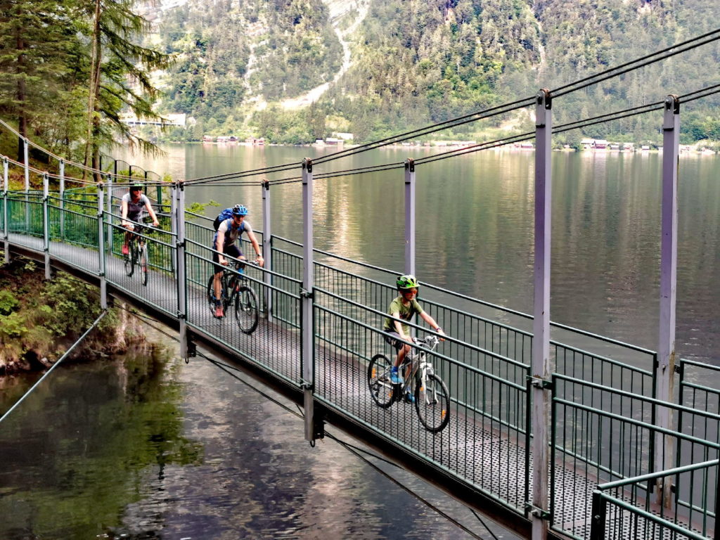 Ostuferweg Hallstätter See - über die Hängebrücke geht´s auf die Stahlkonstruktion