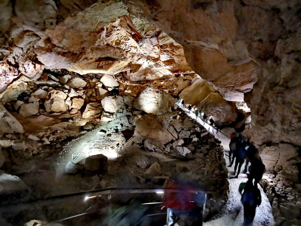 Ein Teil der Dachstein Rieseneishöhle ist eisfrei - hier beginnt die Höhlentour