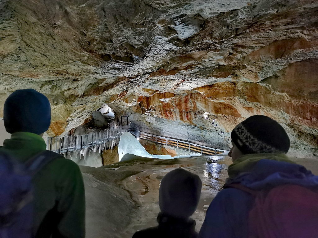 Das Highlight in der Dachstein Rieseneishöhle: Die Hängebrücke
