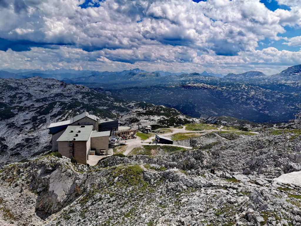 Die Krippenstein Bergstation ist Ausgangspunkt für die Five Fingers Aussichtsplattform, die Welterbespirale Aussichtsplattform und den Dachstein Hai