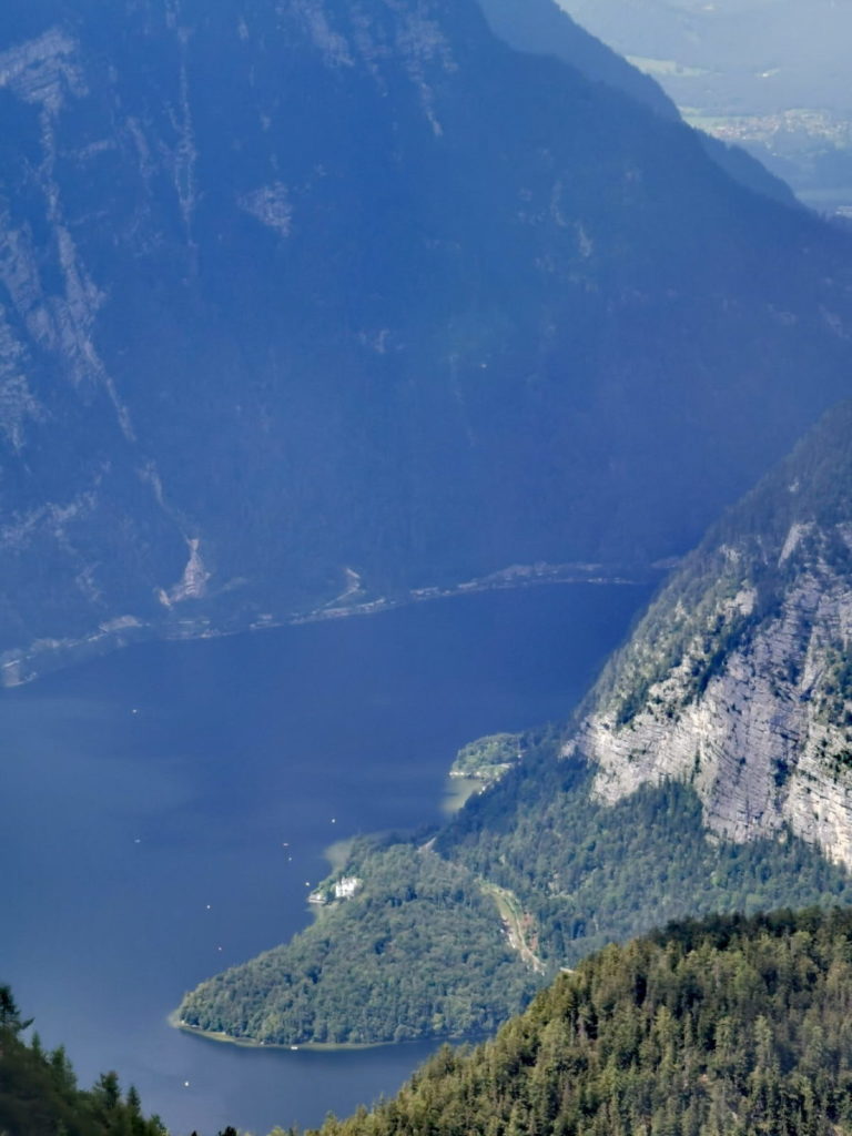 Ausblick aus der Gondel Richtung Krippenstein: Tolle Sicht auf den Hallstätter See