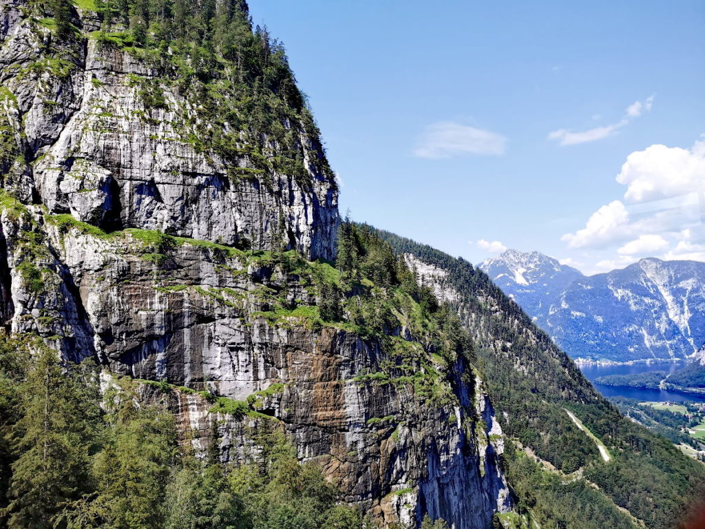 Die Aussicht auf die Krippenstein Felswand bei der Fahrt von Obertraun zur Schönbergalm