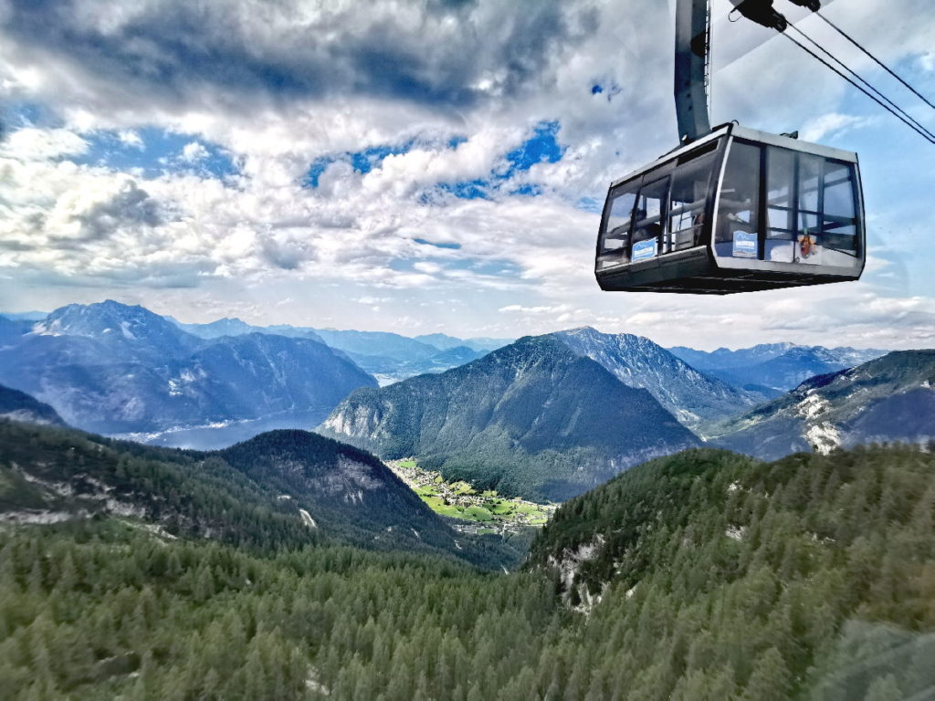 Mit der Krippensteinbahn kommst du hinauf zum Gipfel - samt guter Aussicht auf der Fahrt