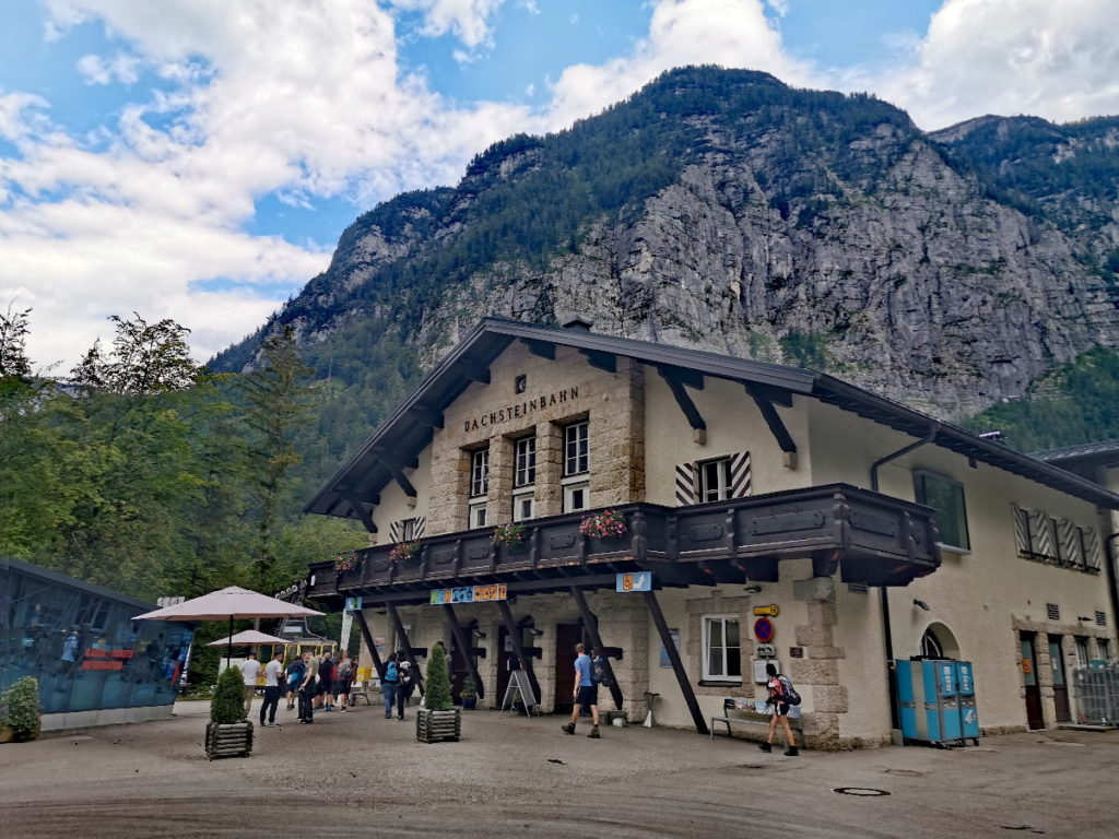 Das ist die Talstation der Krippensteinbahn, die auch Dachsteinbahn genannt wird