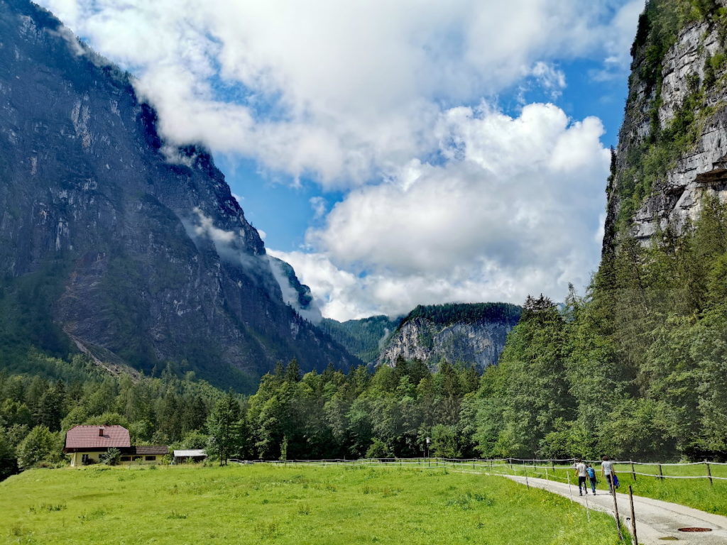 Zwischen den großen Felswänden ins Echerntal wandern