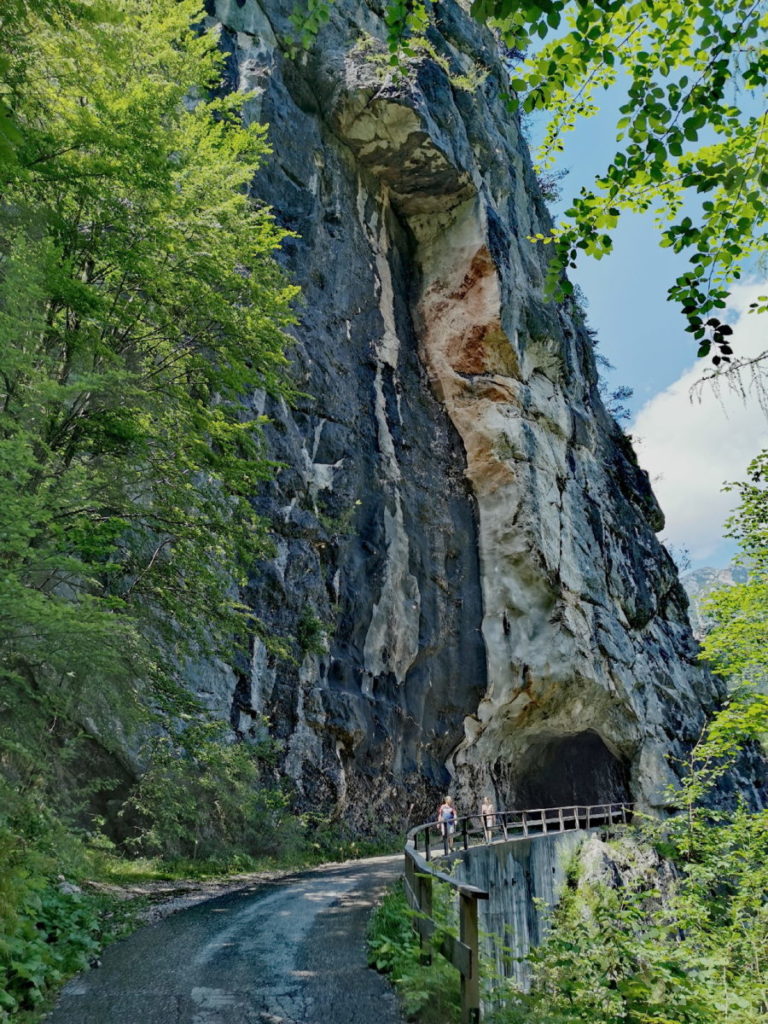 Weiter durch das Echerntal wandern - incl. Felsentunnel