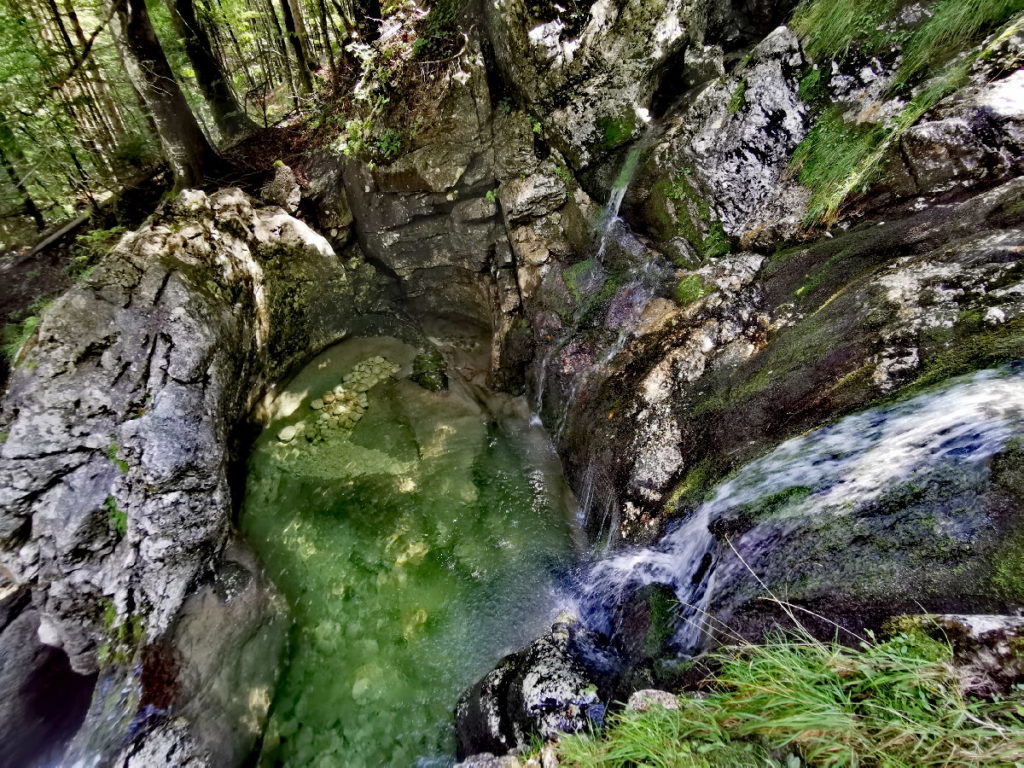 Naturwunder im Echerntal Hallstatt - die Gletschertöpfe mit dem schönen Wasser