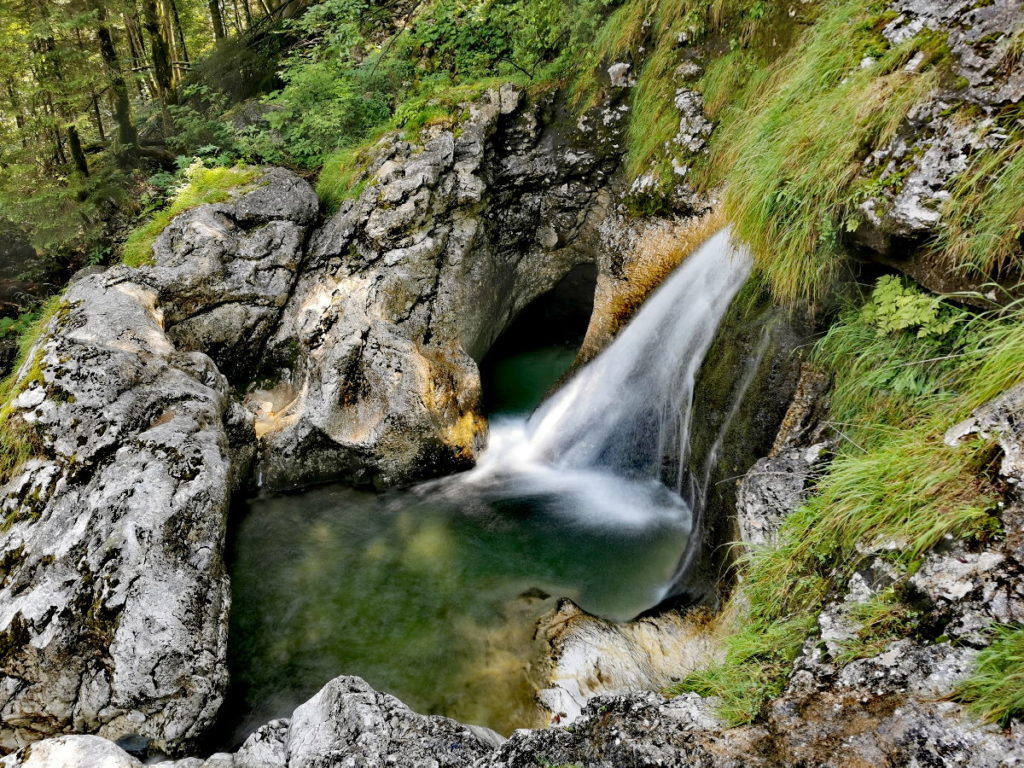 Naturwunder Hallstatt: Die Gletschertöpfe mit dem glasklaren Wasser