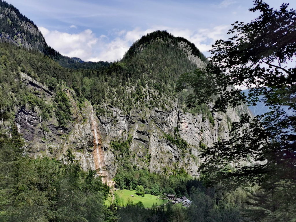 Der Schleierfall im Echerntal von oben gesehen