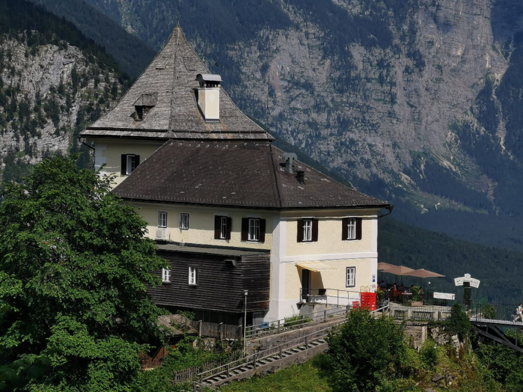 Das ist der Rudolfsturm - von der Terrasse kommst du auf den Skywalk Hallstatt