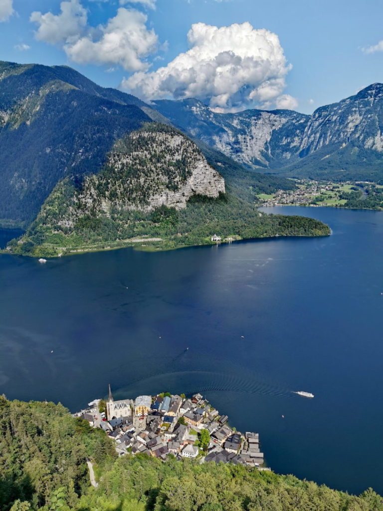 Das ist der Ausblick vom Skywalk Hallstatt auf den historischen Ortskern und den Hallstätter See