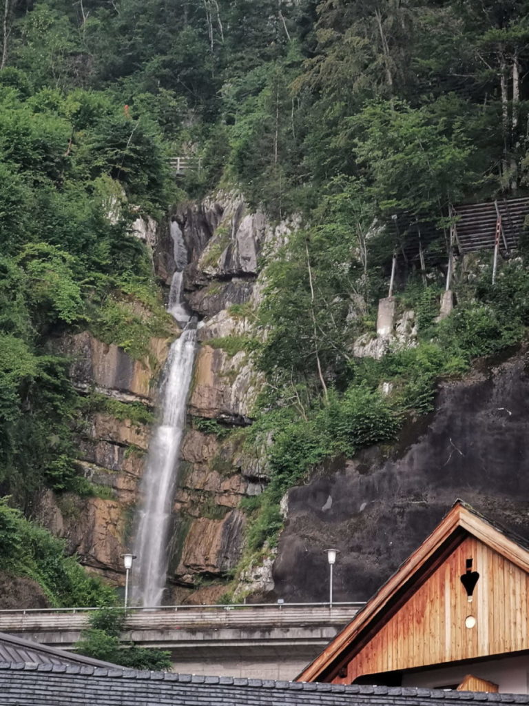 Der Blick von Hallstatt auf den Mühlbach Wasserfall