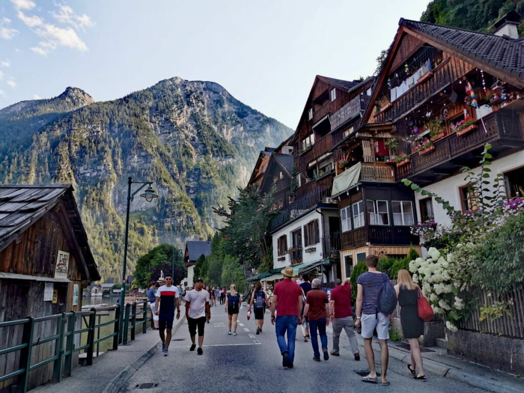 Hallstatt Sightseeing - entlang der Seepromenade spazieren